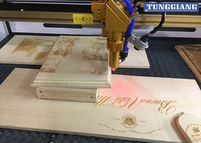 Khắc laser trên gỗ