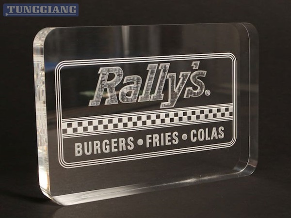 khac-laser-tren-nhua