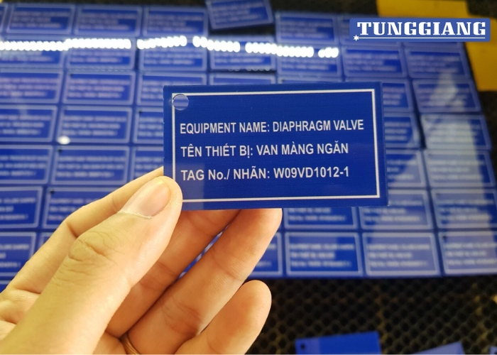 Khắc laser nhựa: Ưu điểm và ứng dụng trong quảng cáo và trang trí
