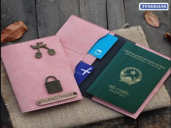 Bao passport khắc tên