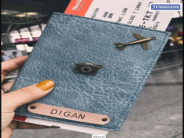 Bao passport khắc tên