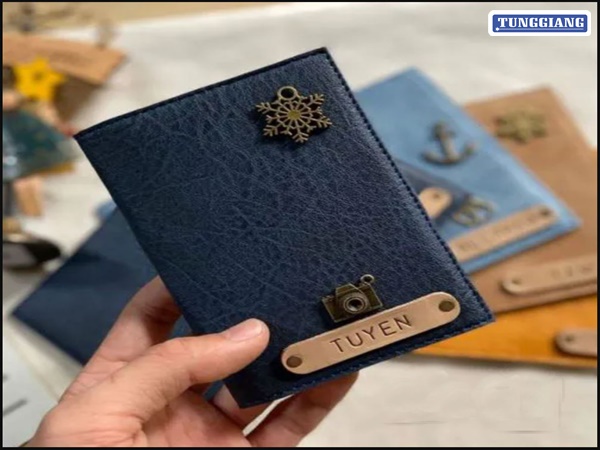 Bao passport khắc tên