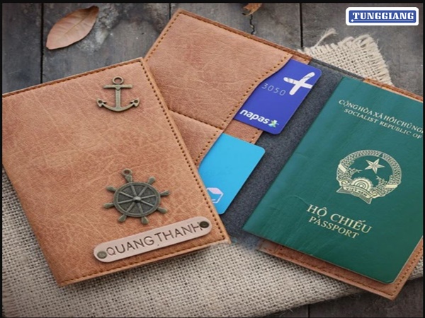 Bao passport khắc tên