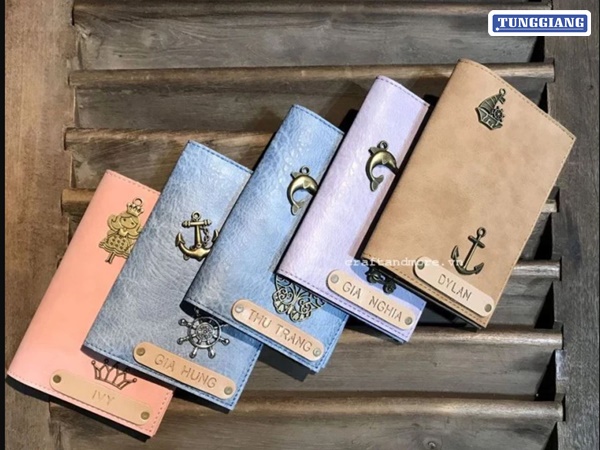 Bao passport khắc tên