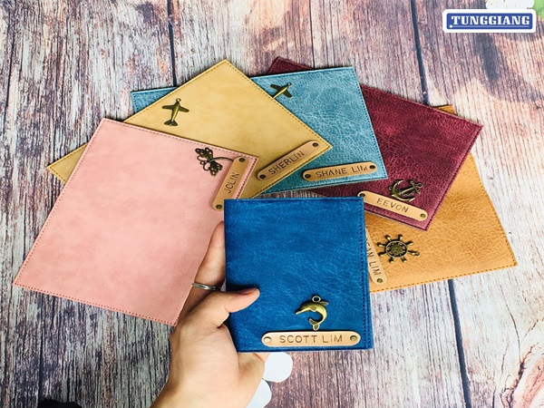 Bao passport khắc tên