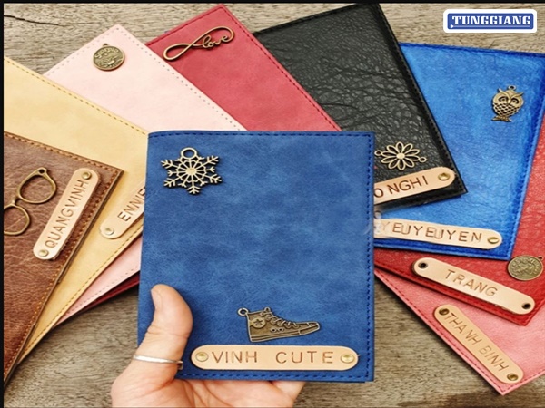 Bao passport khắc tên