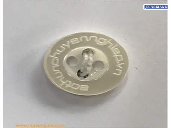 Khắc Laser Cúc Áo