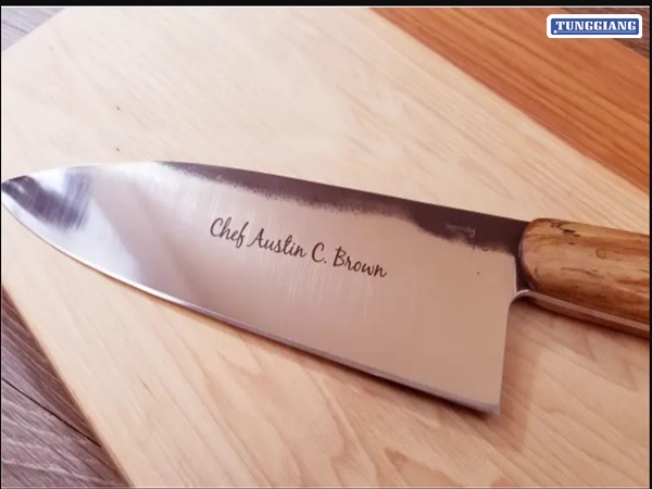 Khắc chữ lên dao