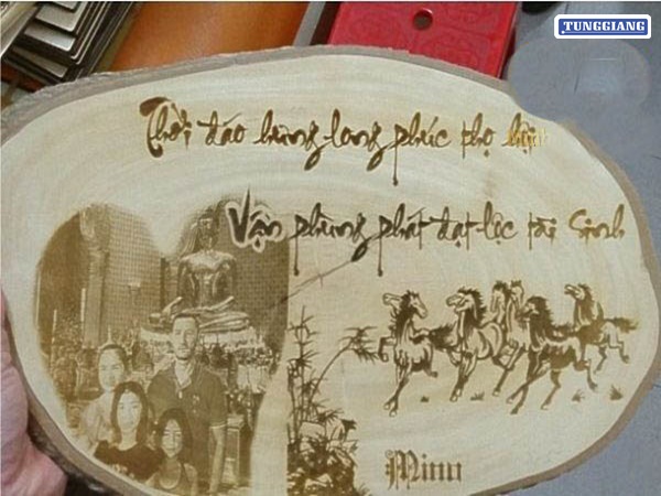 Khắc chữ thư pháp trên gỗ