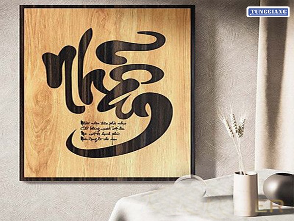 Khắc chữ thư pháp trên gỗ