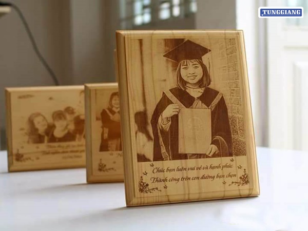 Khắc hình lên gỗ
