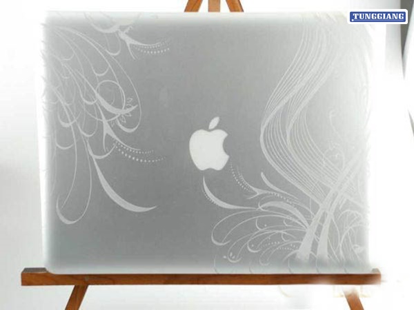 Khắc laser trên laptop