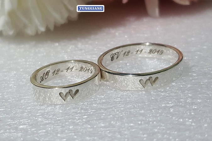 Khắc tên lên nhẫn cưới