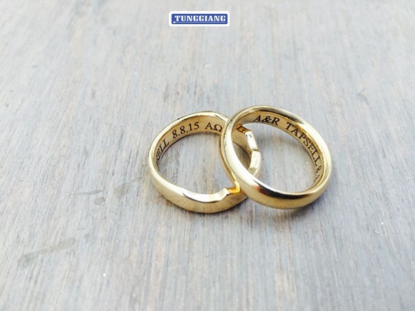 Khắc tên lên nhẫn cưới