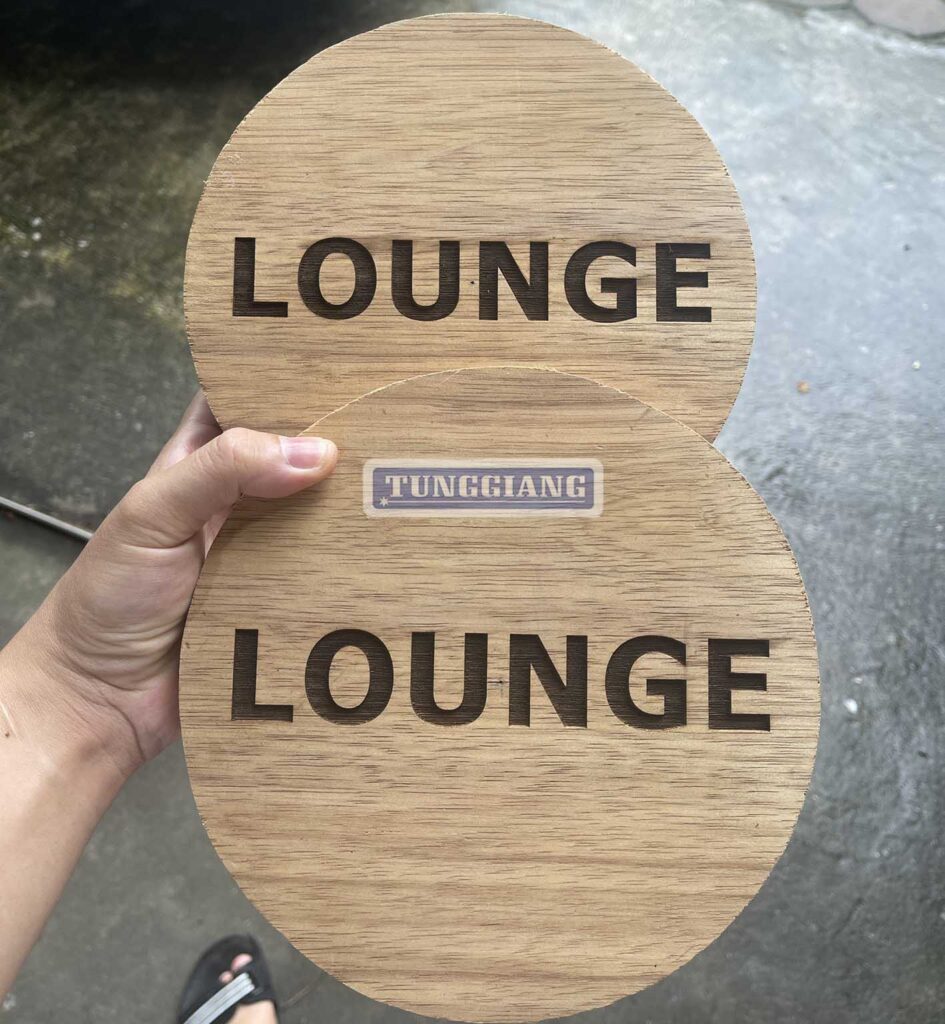 Khắc chữ lên gỗ